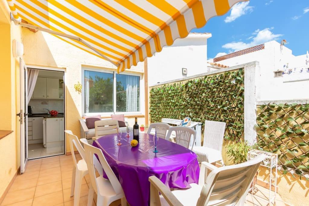 S46-Casa De Vacaciones Climatizada Con Piscina, En El Centro Junto Al Mar, Barbacoa Y Wiifi Empuriabrava Esterno foto